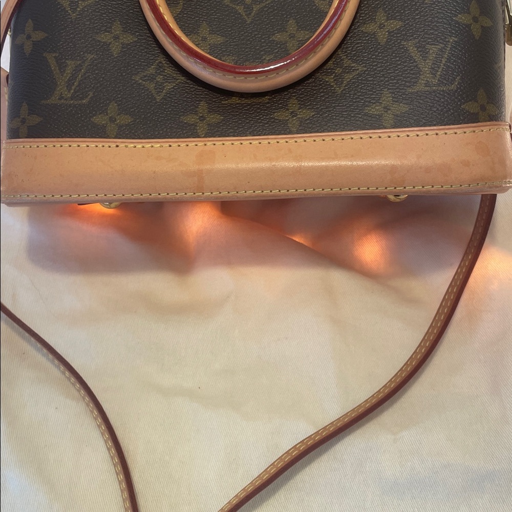 Louis Vuitton Mini Alma Handbag Crossbody Bag. Great Condition. Authentic - Picture 6 of 11